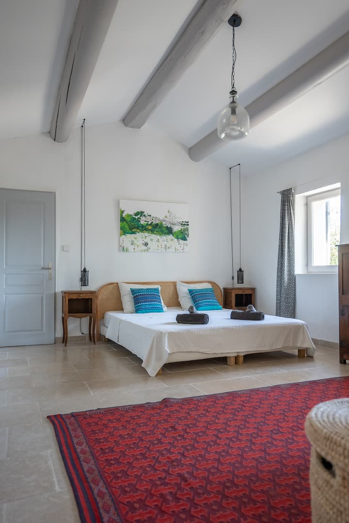 Großes Hauptschlafzimmer im ersten Stock mit Queensize-Bett und eigenem Büroraum