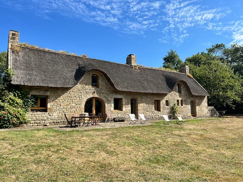 Beautiful thatched Golf de Ploemel cottage, sleeps 8