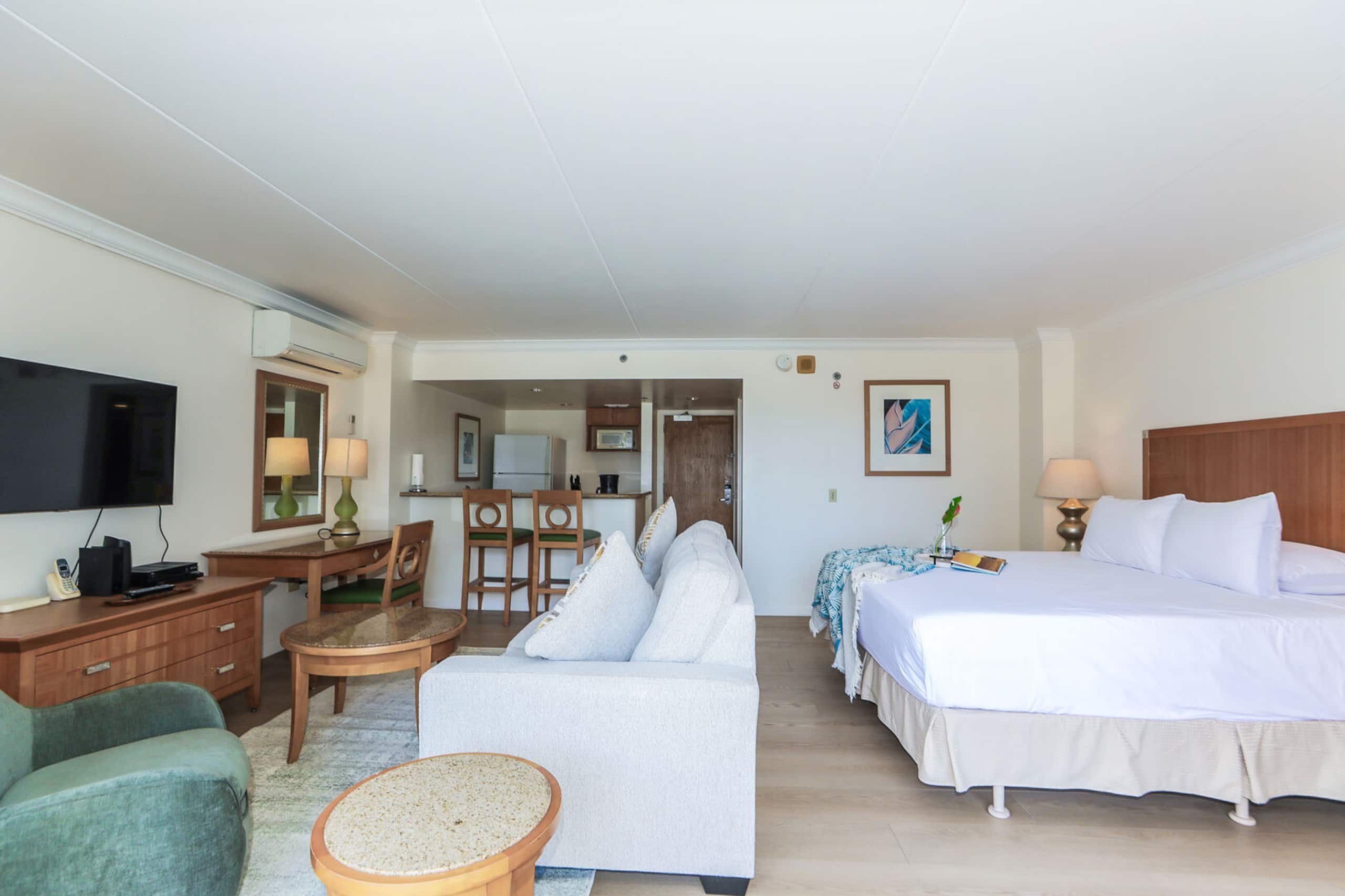 Condo in Honolulu · ★4.4 · 1 bedroom · 2 beds · 1 private bath - Image 3