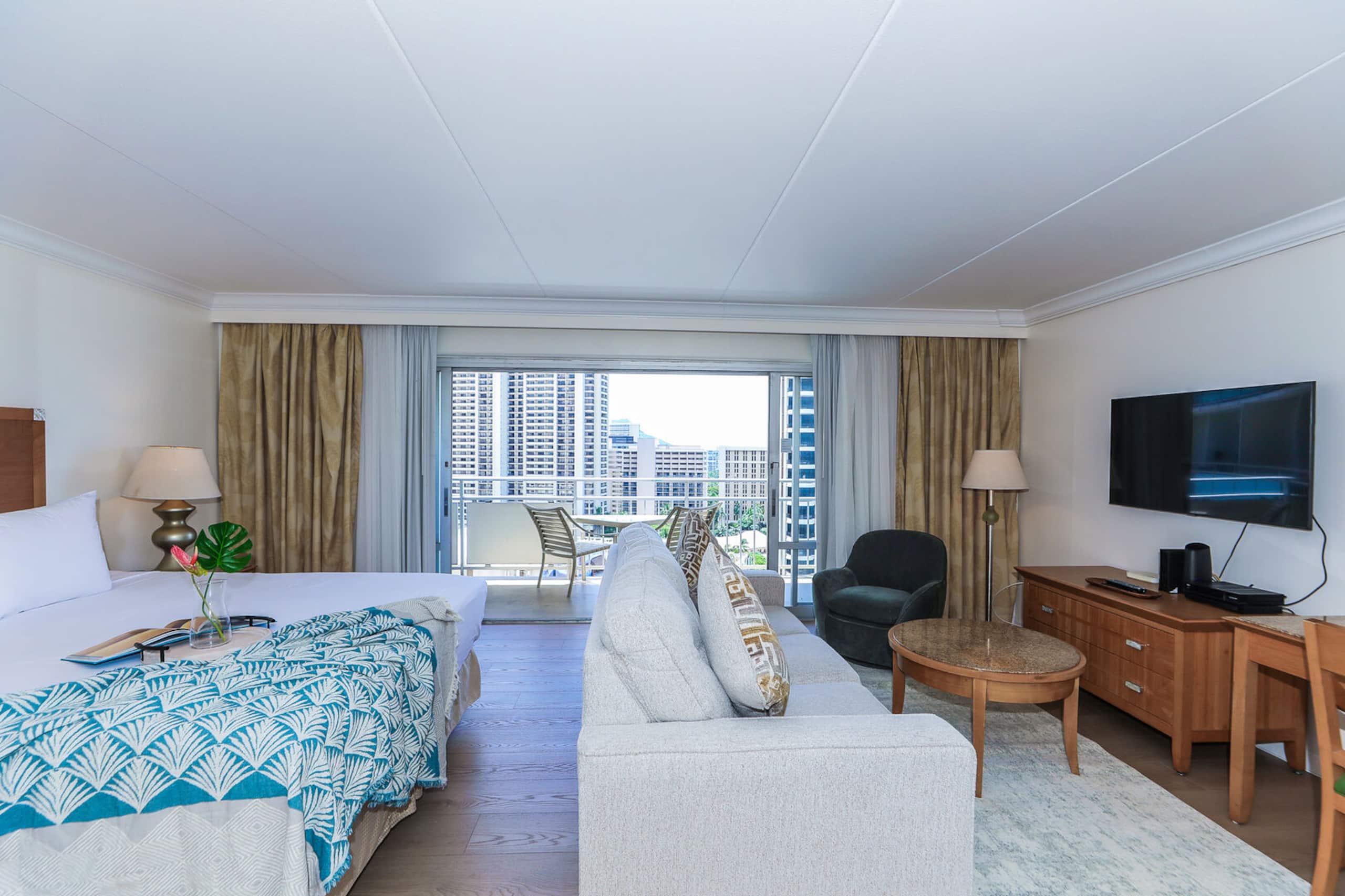 Condo in Honolulu · ★4.4 · 1 bedroom · 2 beds · 1 private bath - Image 2