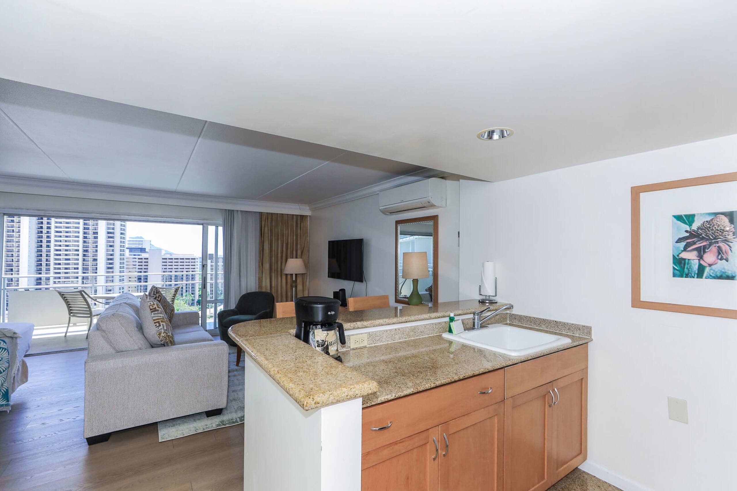 Condo in Honolulu · ★4.4 · 1 bedroom · 2 beds · 1 private bath - Image 9