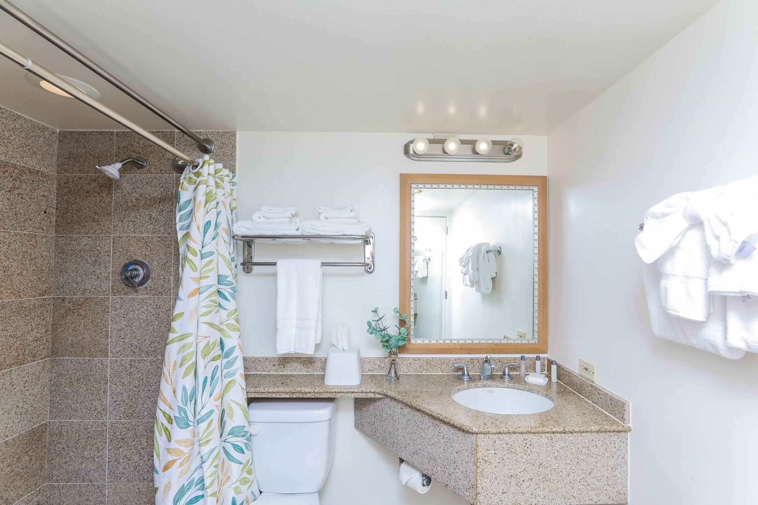 Condo in Honolulu · ★4.4 · 1 bedroom · 2 beds · 1 private bath - Image 10