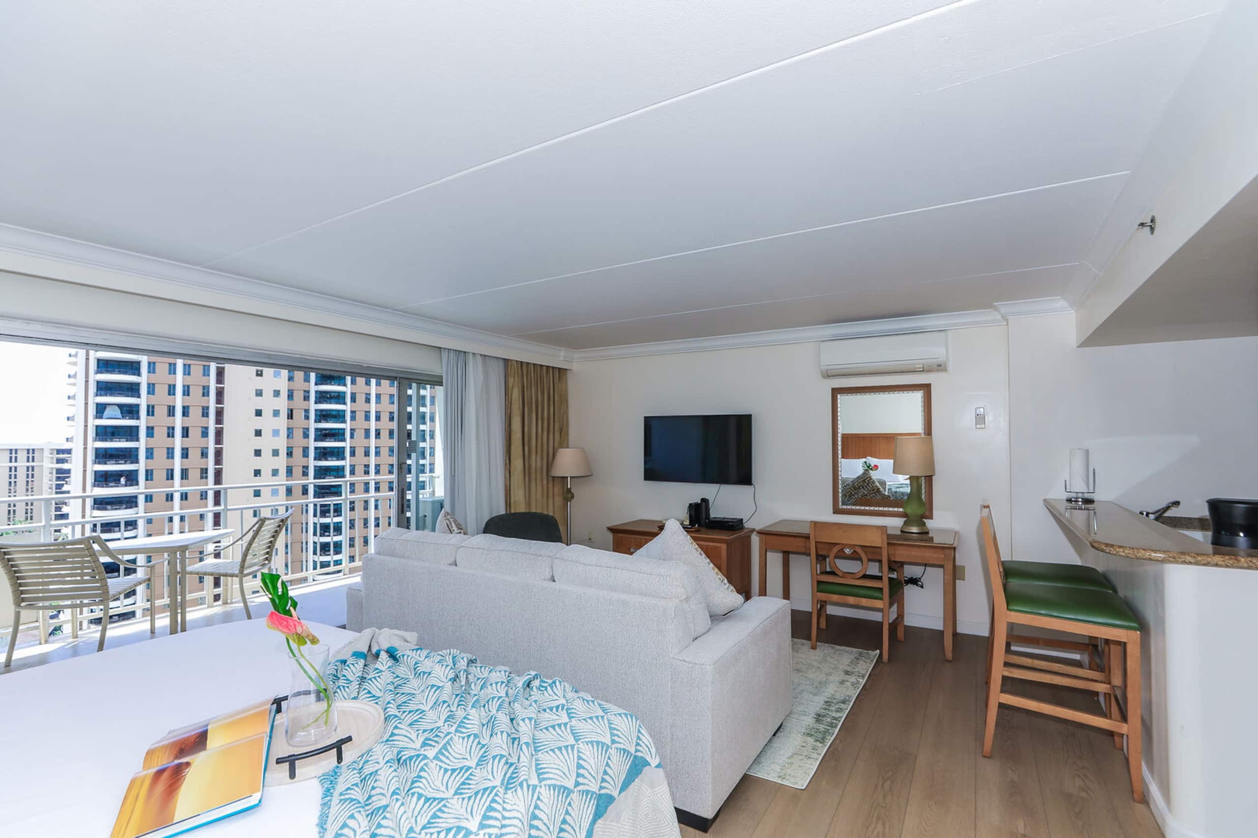 Condo in Honolulu · ★4.4 · 1 bedroom · 2 beds · 1 private bath - Image 6