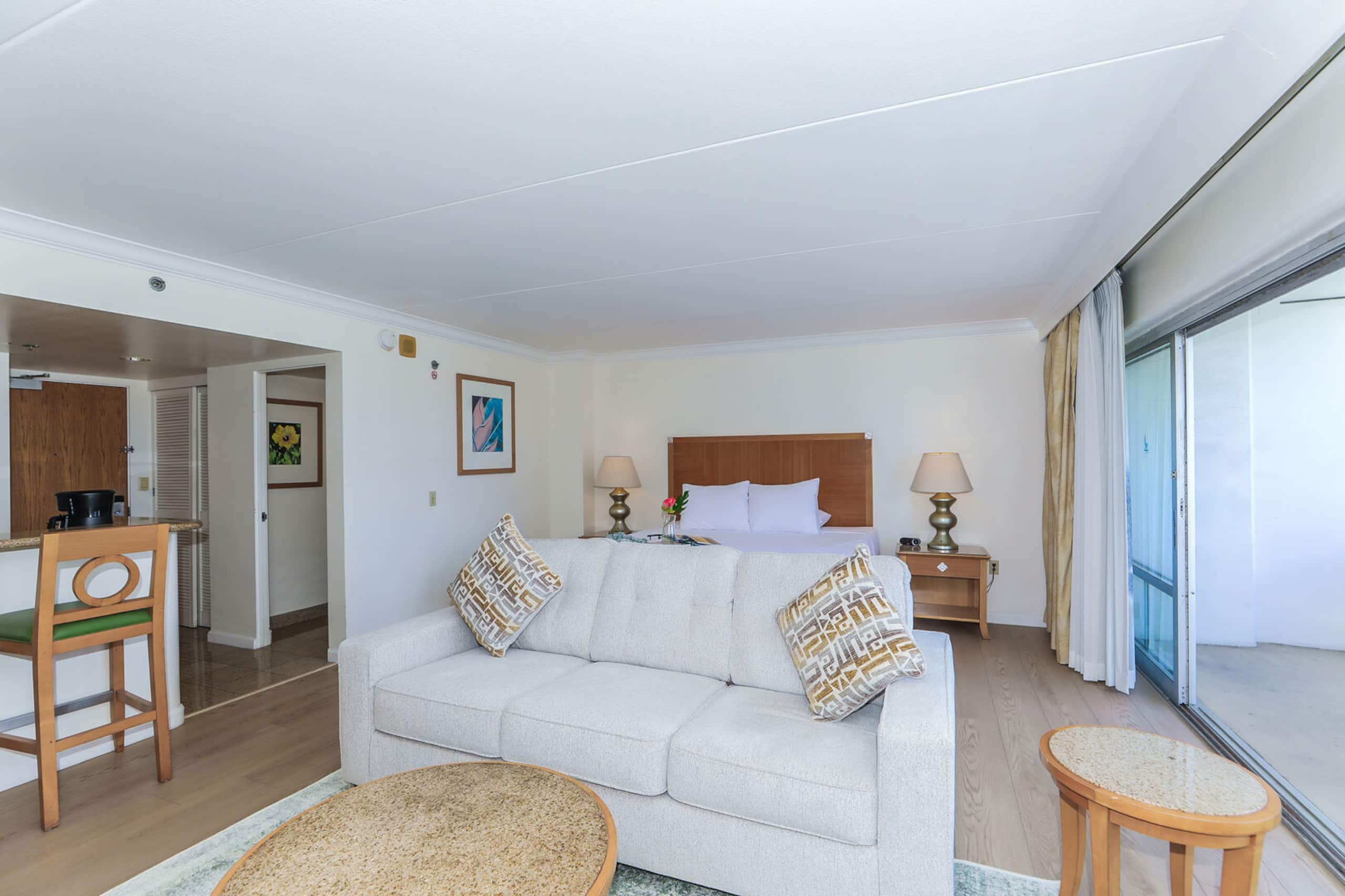 Condo in Honolulu · ★4.4 · 1 bedroom · 2 beds · 1 private bath - Image 4