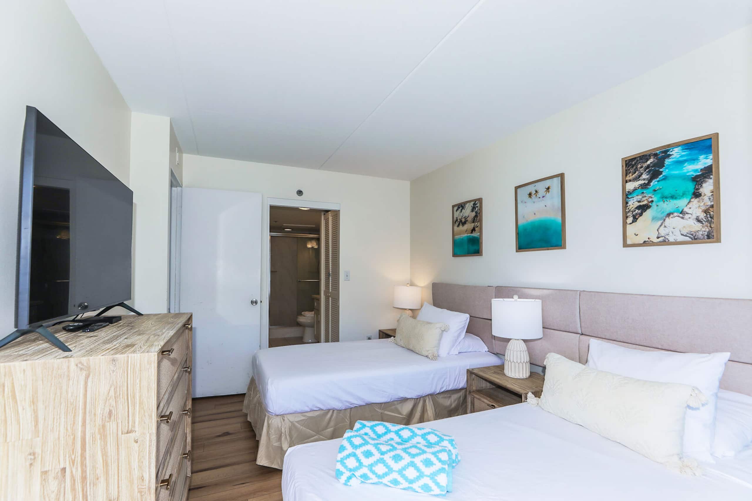 Condo in Honolulu · ★4.5 · 2 bedrooms · 4 beds · 2 baths - Image 12