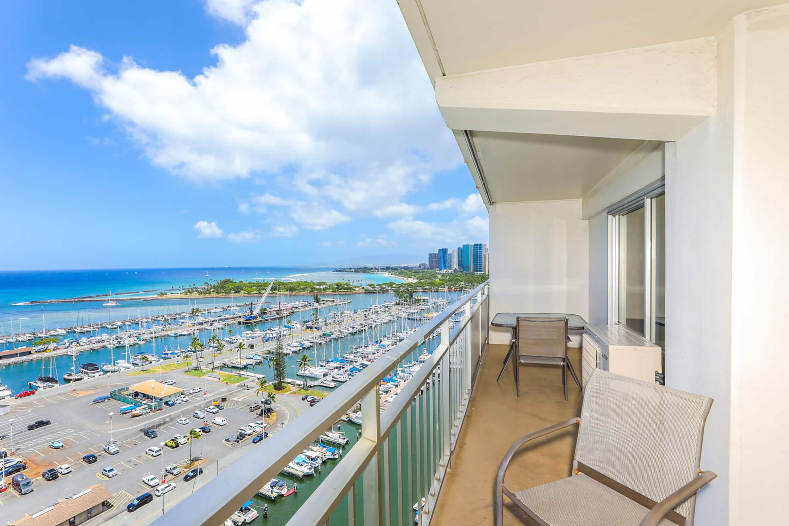 Condo in Honolulu · ★4.5 · 2 bedrooms · 4 beds · 2 baths - Image 21