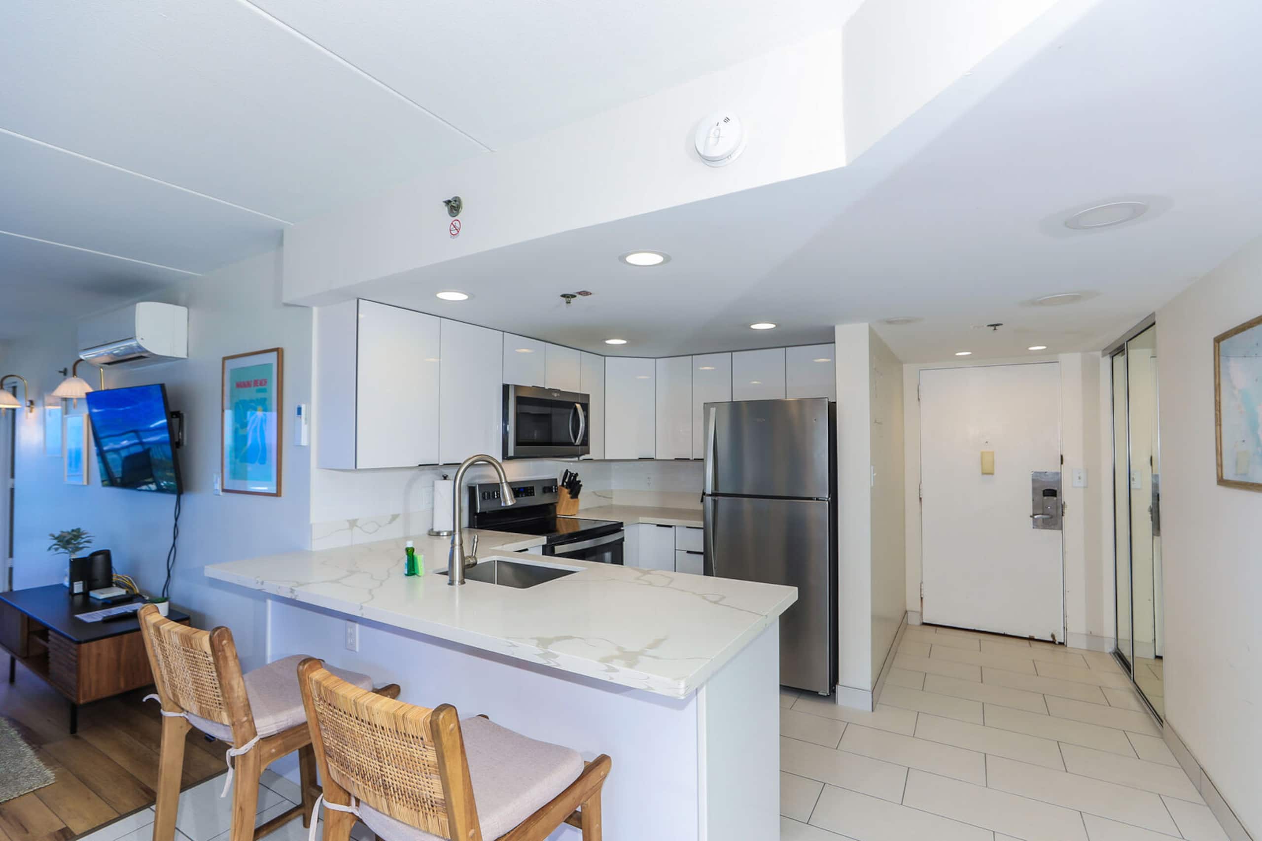 Condo in Honolulu · ★4.5 · 2 bedrooms · 4 beds · 2 baths - Image 9