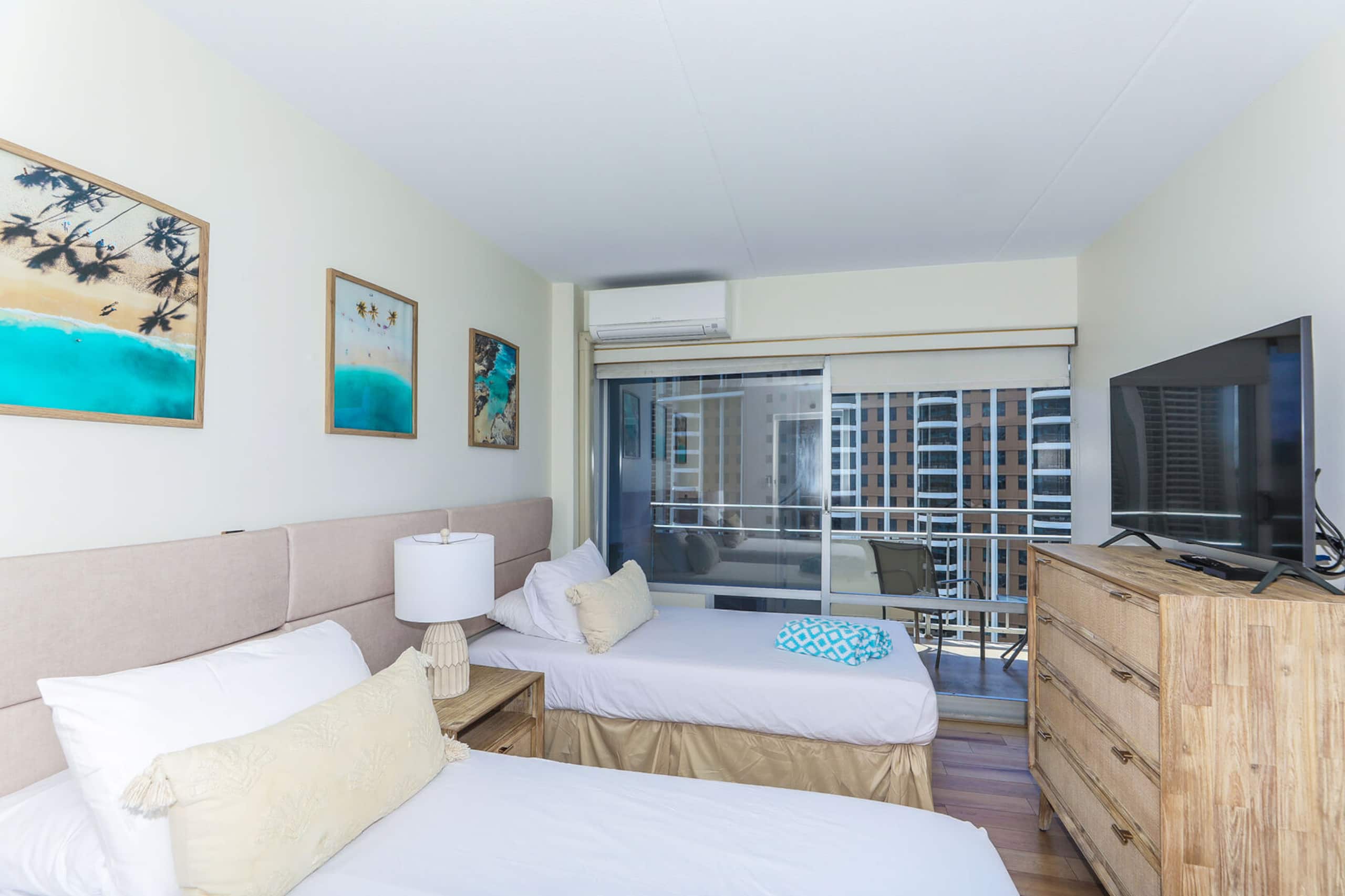 Condo in Honolulu · ★4.5 · 2 bedrooms · 4 beds · 2 baths - Image 11