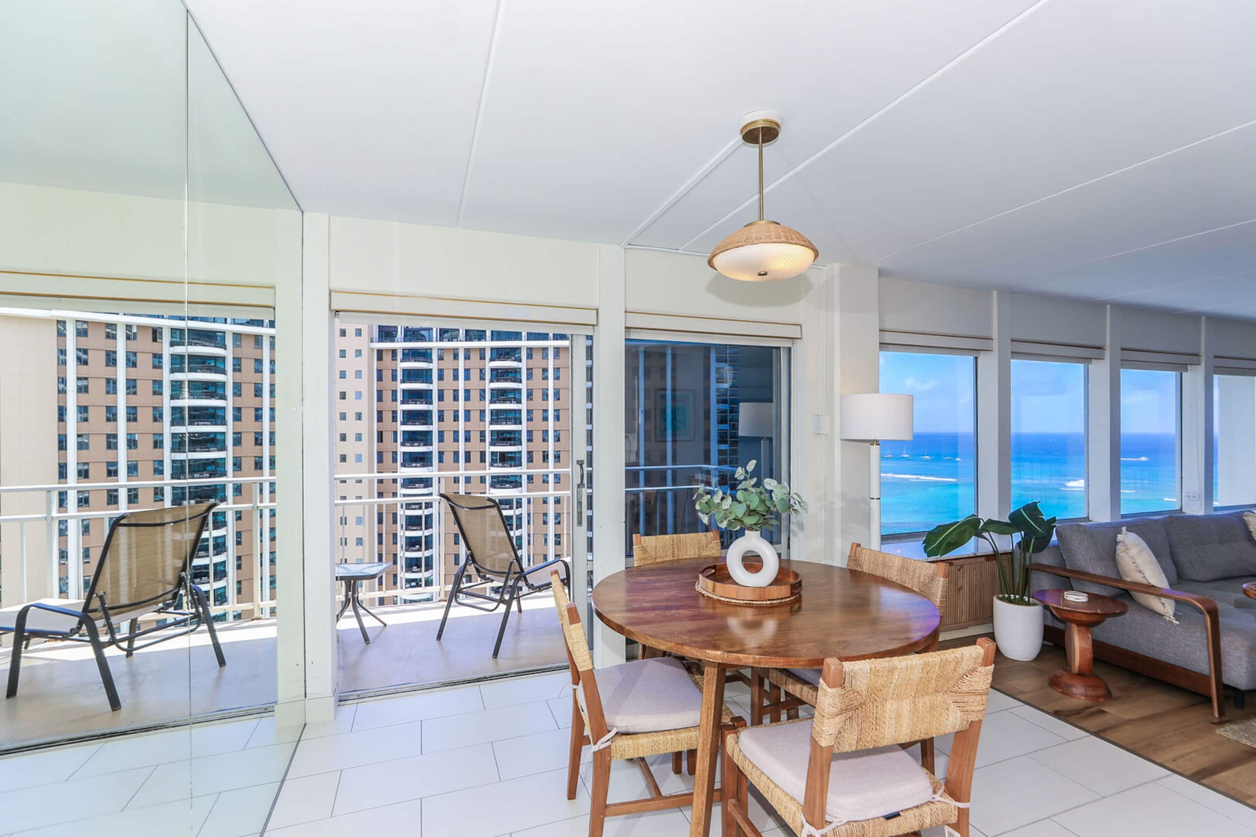 Condo in Honolulu · ★4.5 · 2 bedrooms · 4 beds · 2 baths - Image 4
