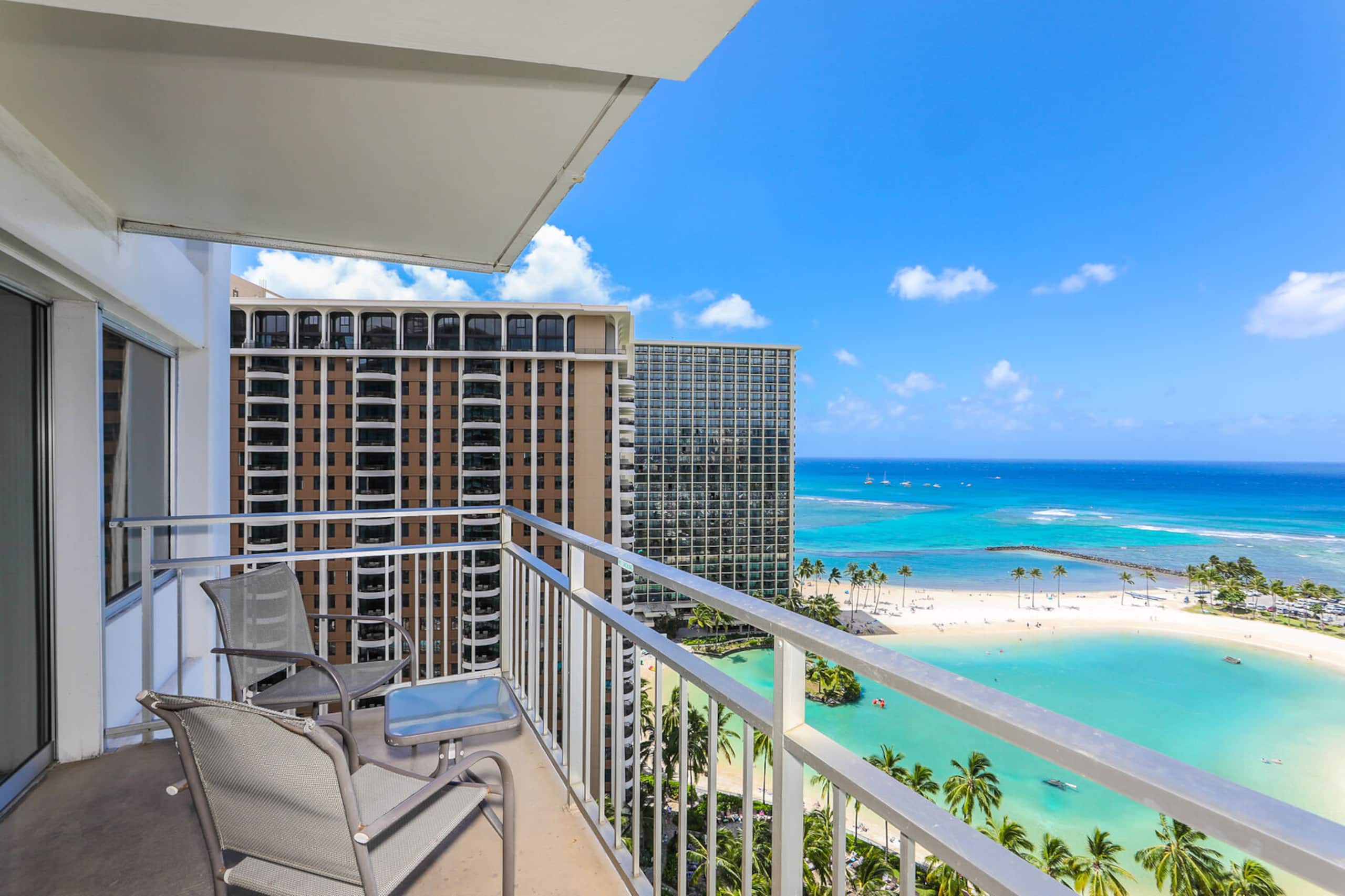 Condo in Honolulu · ★4.5 · 2 bedrooms · 4 beds · 2 baths - Image 19