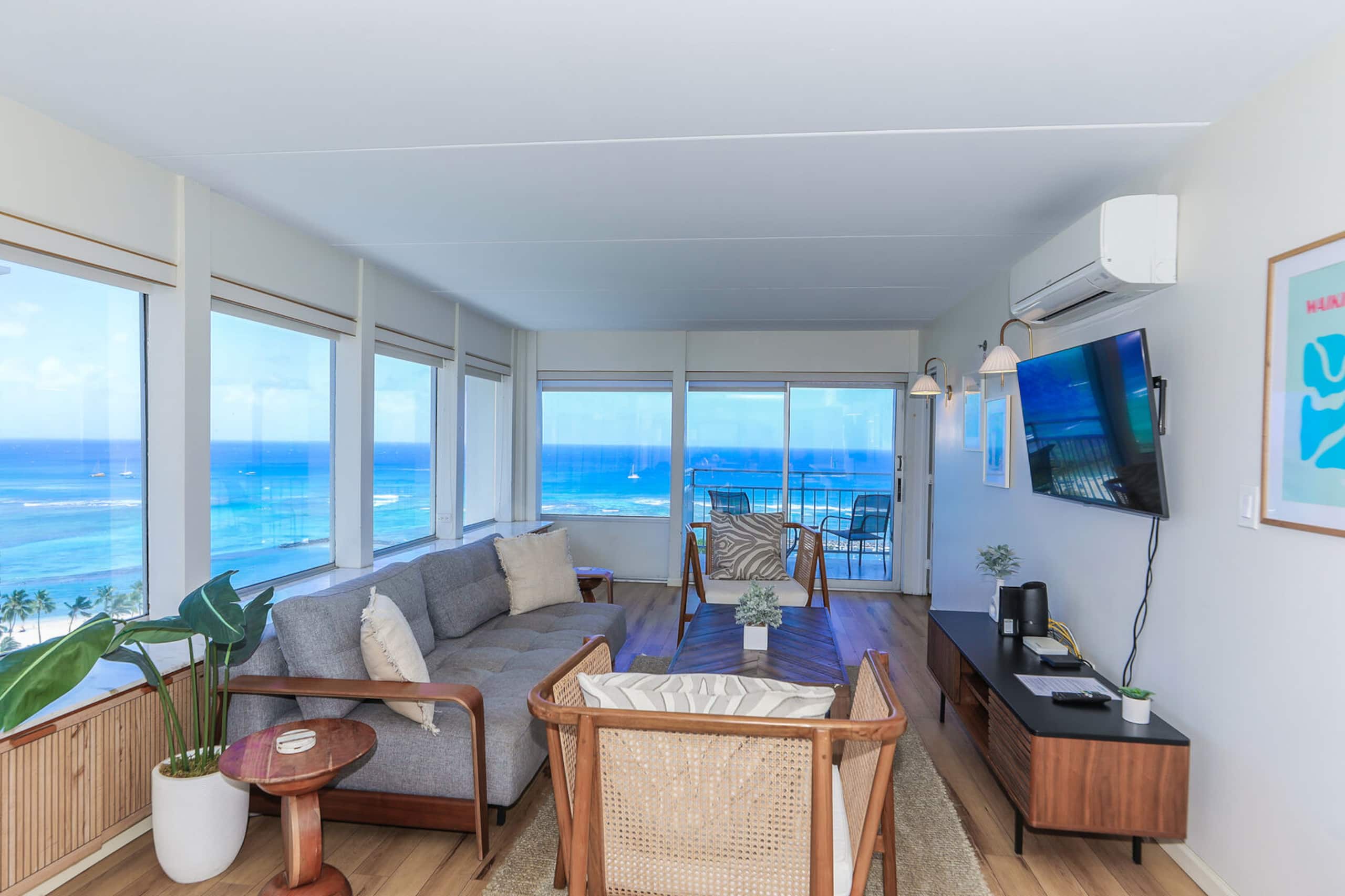 Condo in Honolulu · ★4.5 · 2 bedrooms · 4 beds · 2 baths - Image 1