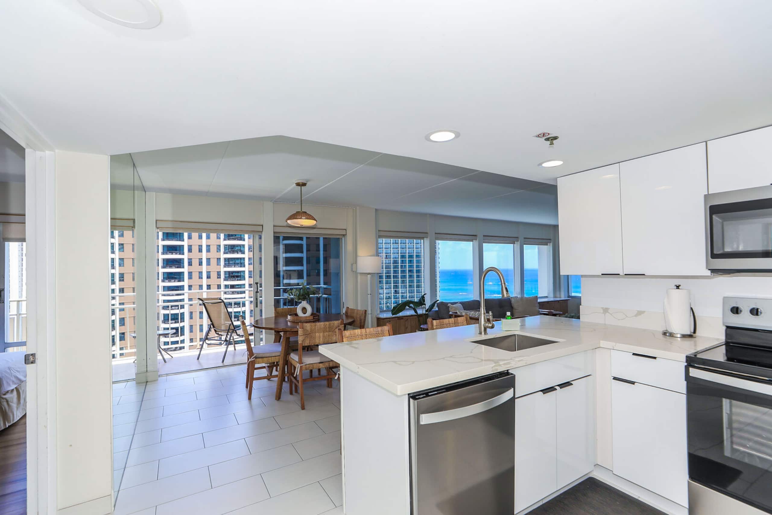 Condo in Honolulu · ★4.5 · 2 bedrooms · 4 beds · 2 baths - Image 10