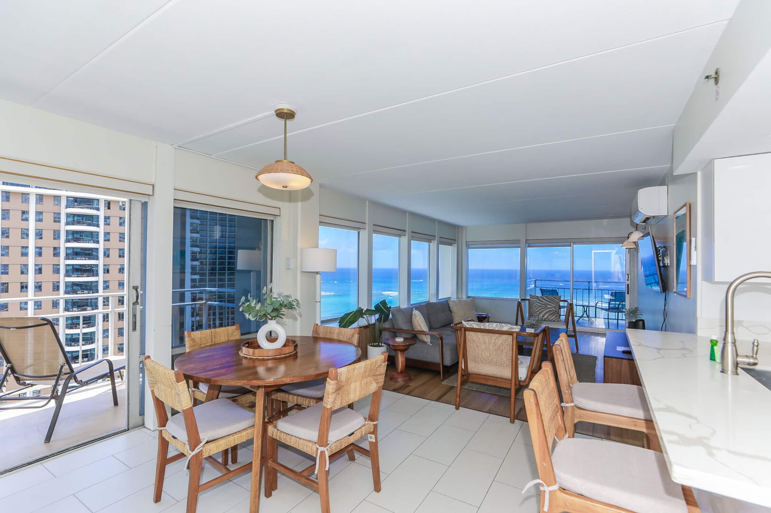 Condo in Honolulu · ★4.5 · 2 bedrooms · 4 beds · 2 baths - Image 5