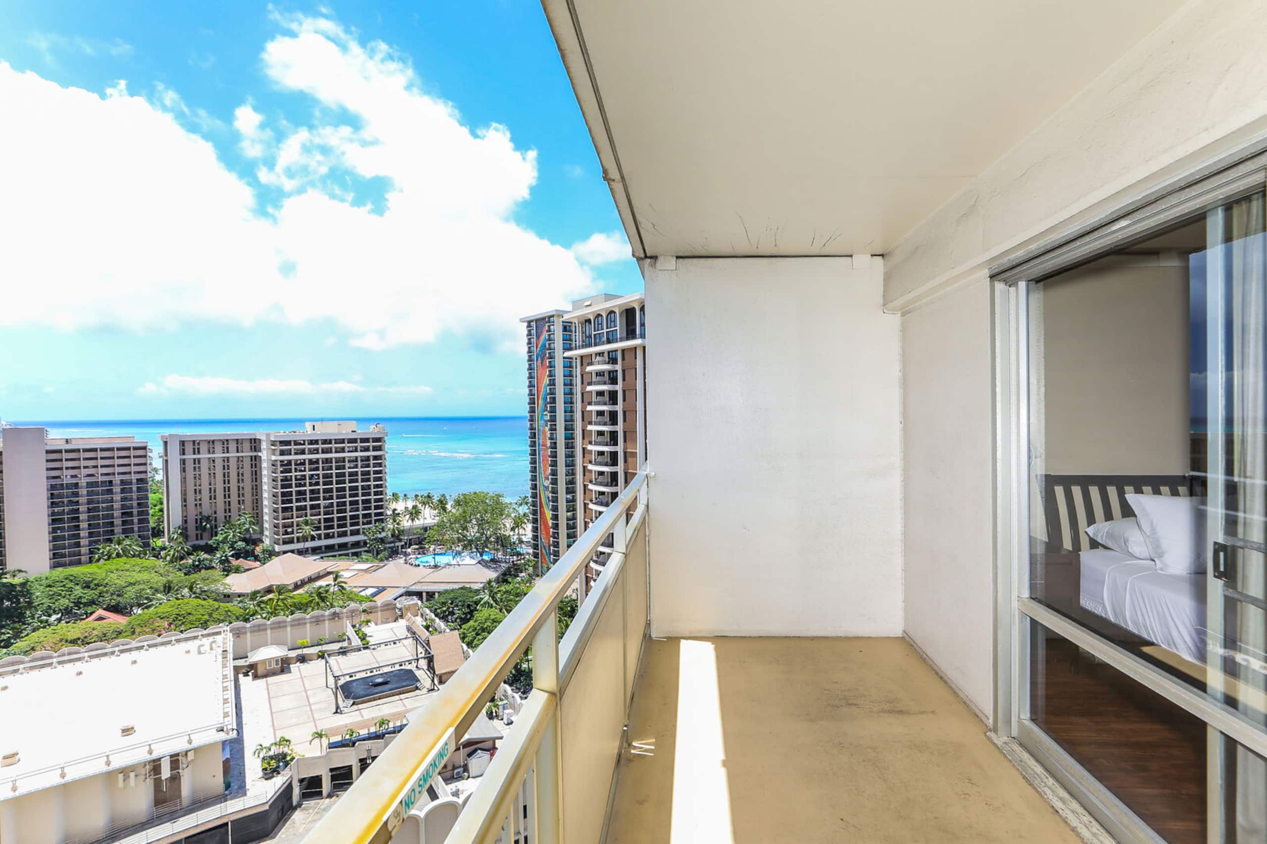 Condo in Honolulu · ★4.58 · 2 bedrooms · 2 beds · 2 private baths - Image 18