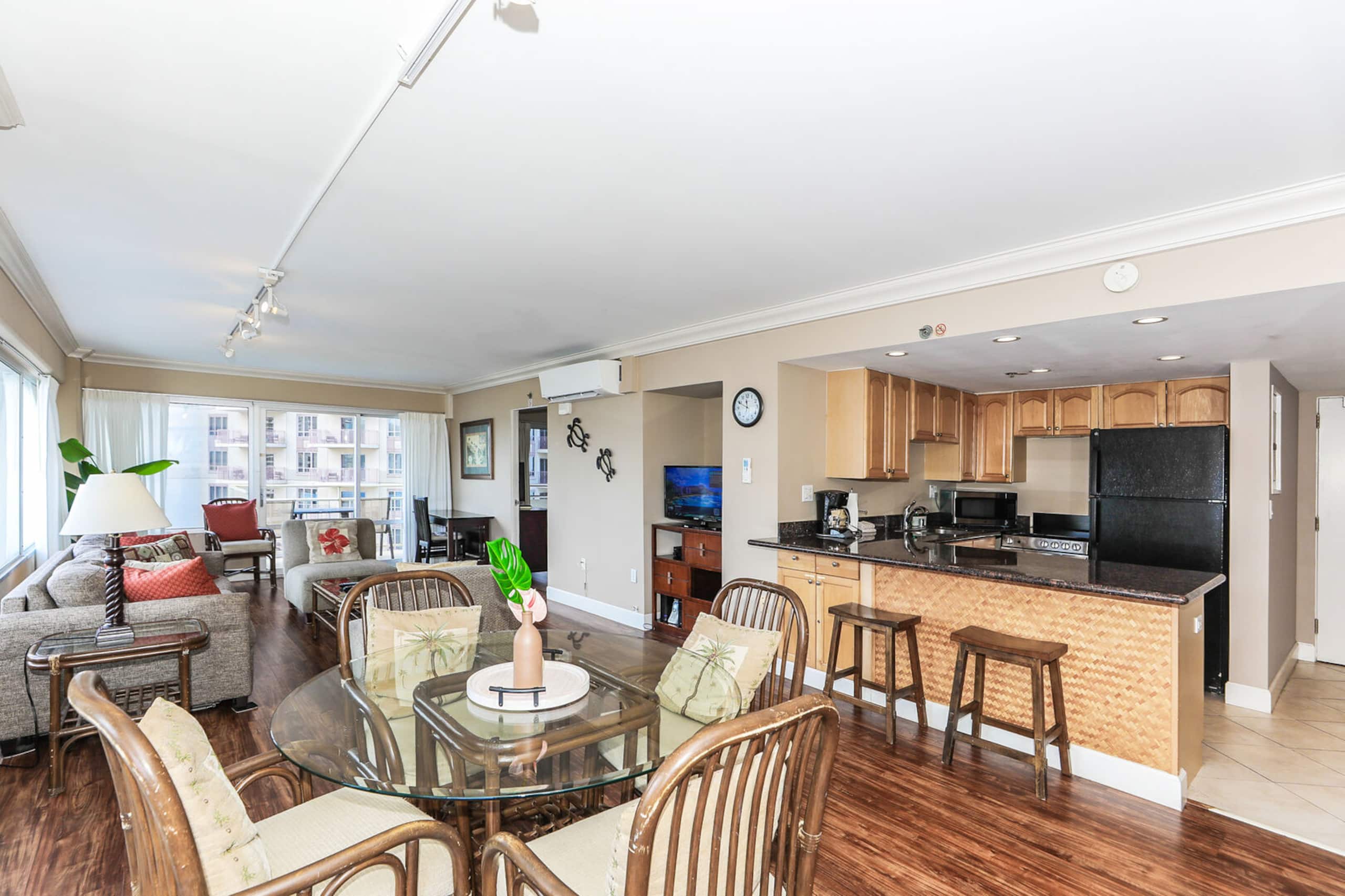 Condo in Honolulu · ★4.58 · 2 bedrooms · 2 beds · 2 private baths - Image 7