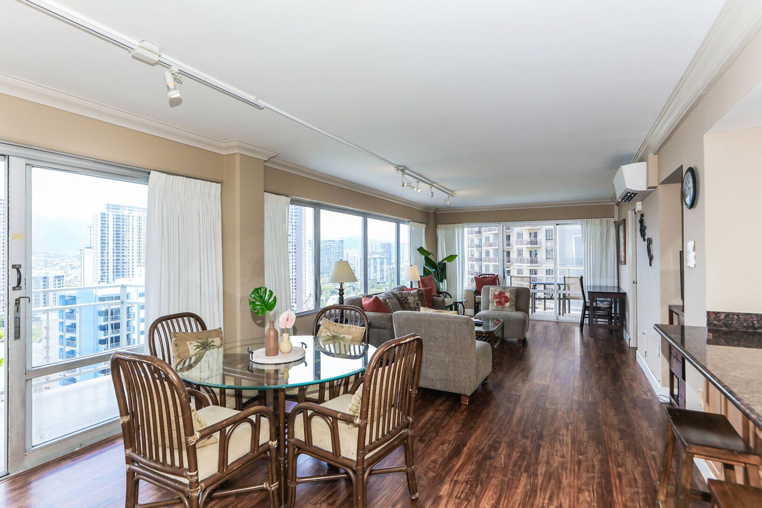 Condo in Honolulu · ★4.58 · 2 bedrooms · 2 beds · 2 private baths - Image 4