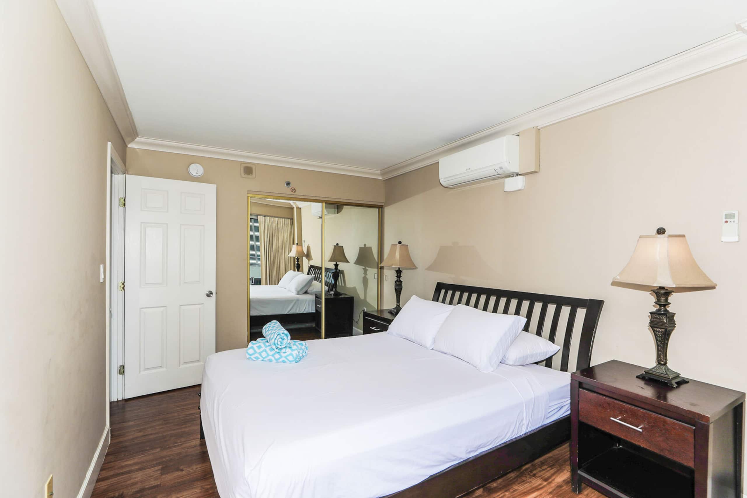 Condo in Honolulu · ★4.58 · 2 bedrooms · 2 beds · 2 private baths - Image 10