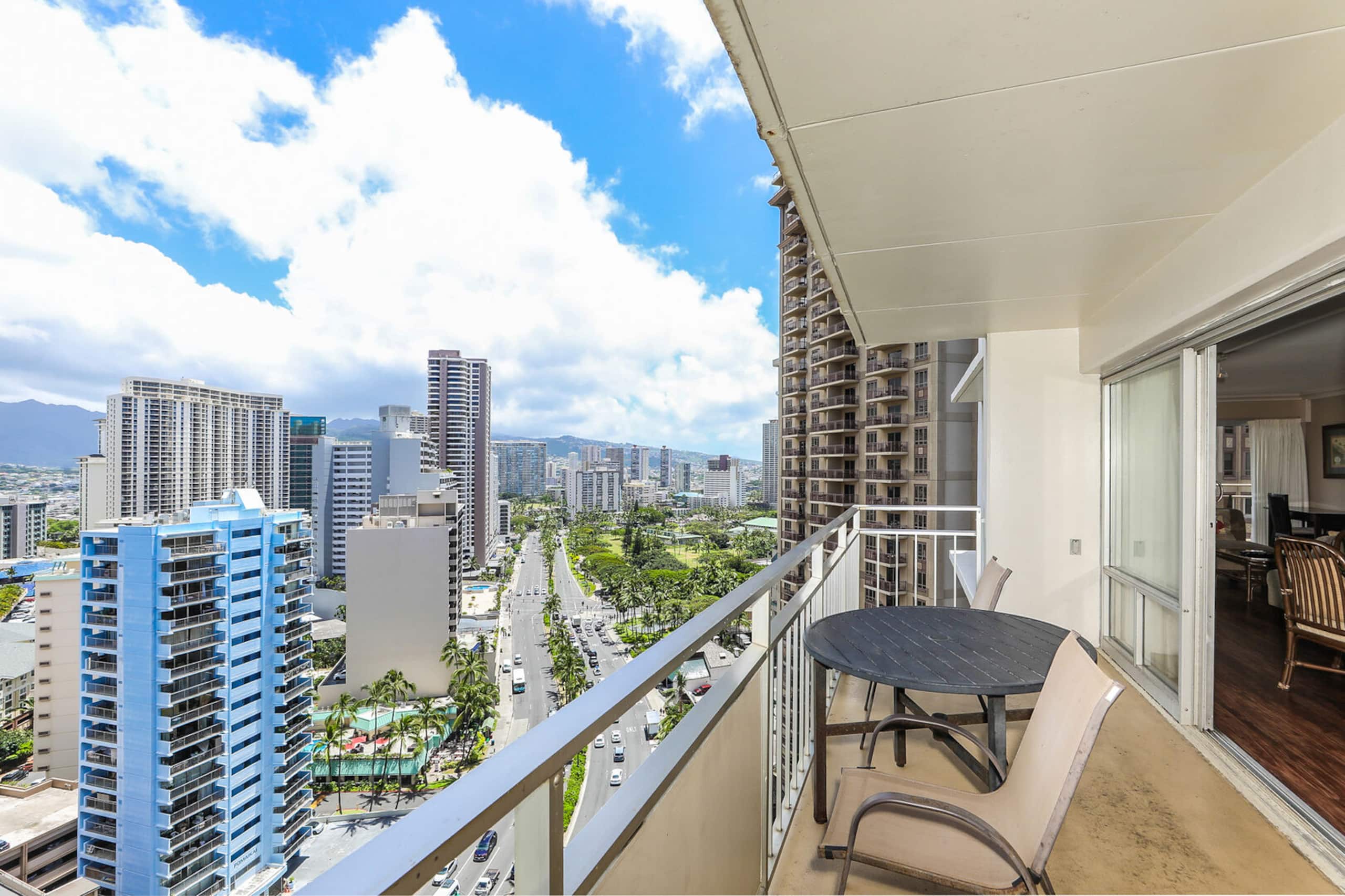 Condo in Honolulu · ★4.58 · 2 bedrooms · 2 beds · 2 private baths - Image 13