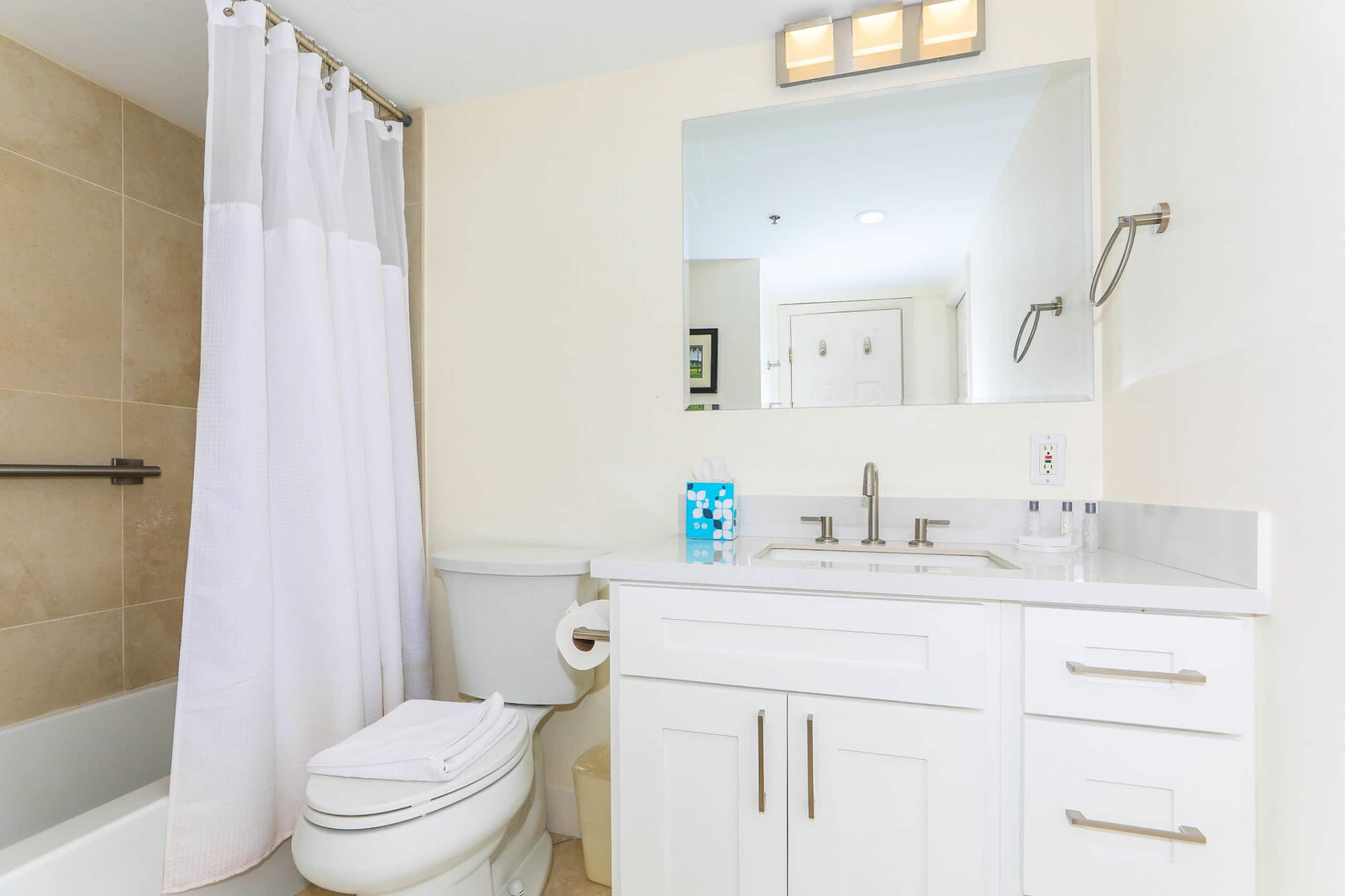 Condo in Honolulu · ★4.58 · 2 bedrooms · 2 beds · 2 private baths - Image 17