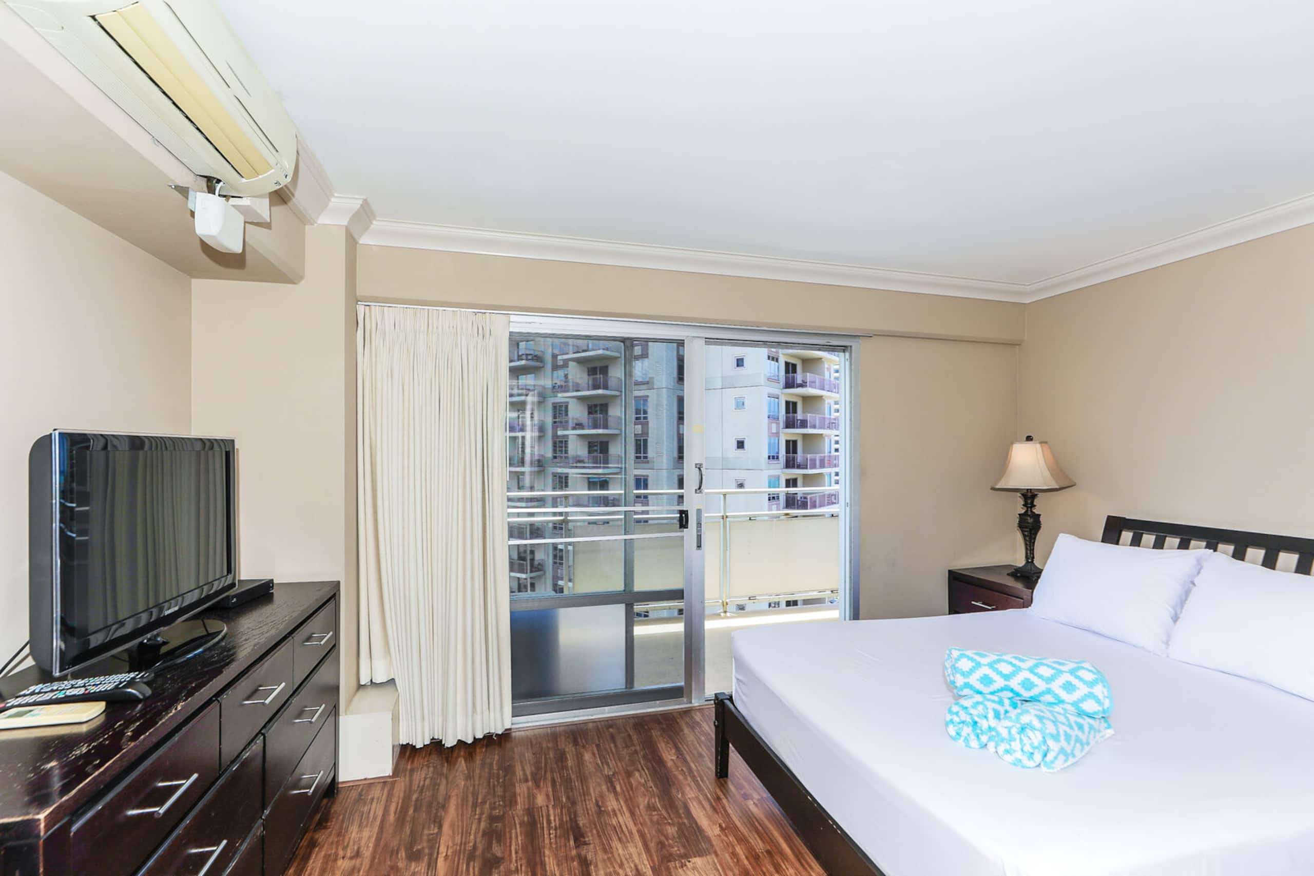 Condo in Honolulu · ★4.58 · 2 bedrooms · 2 beds · 2 private baths - Image 16