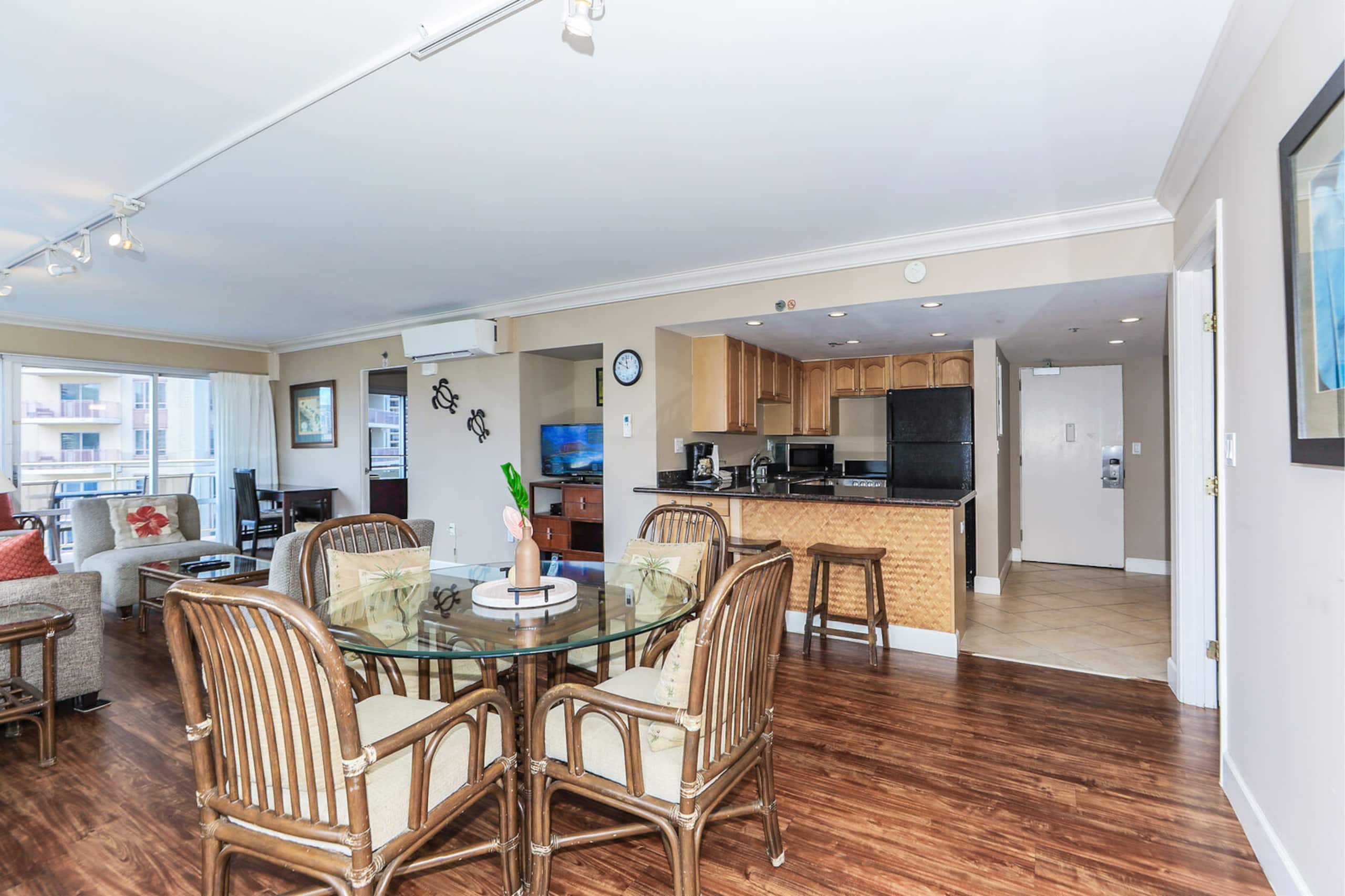 Condo in Honolulu · ★4.58 · 2 bedrooms · 2 beds · 2 private baths - Image 6