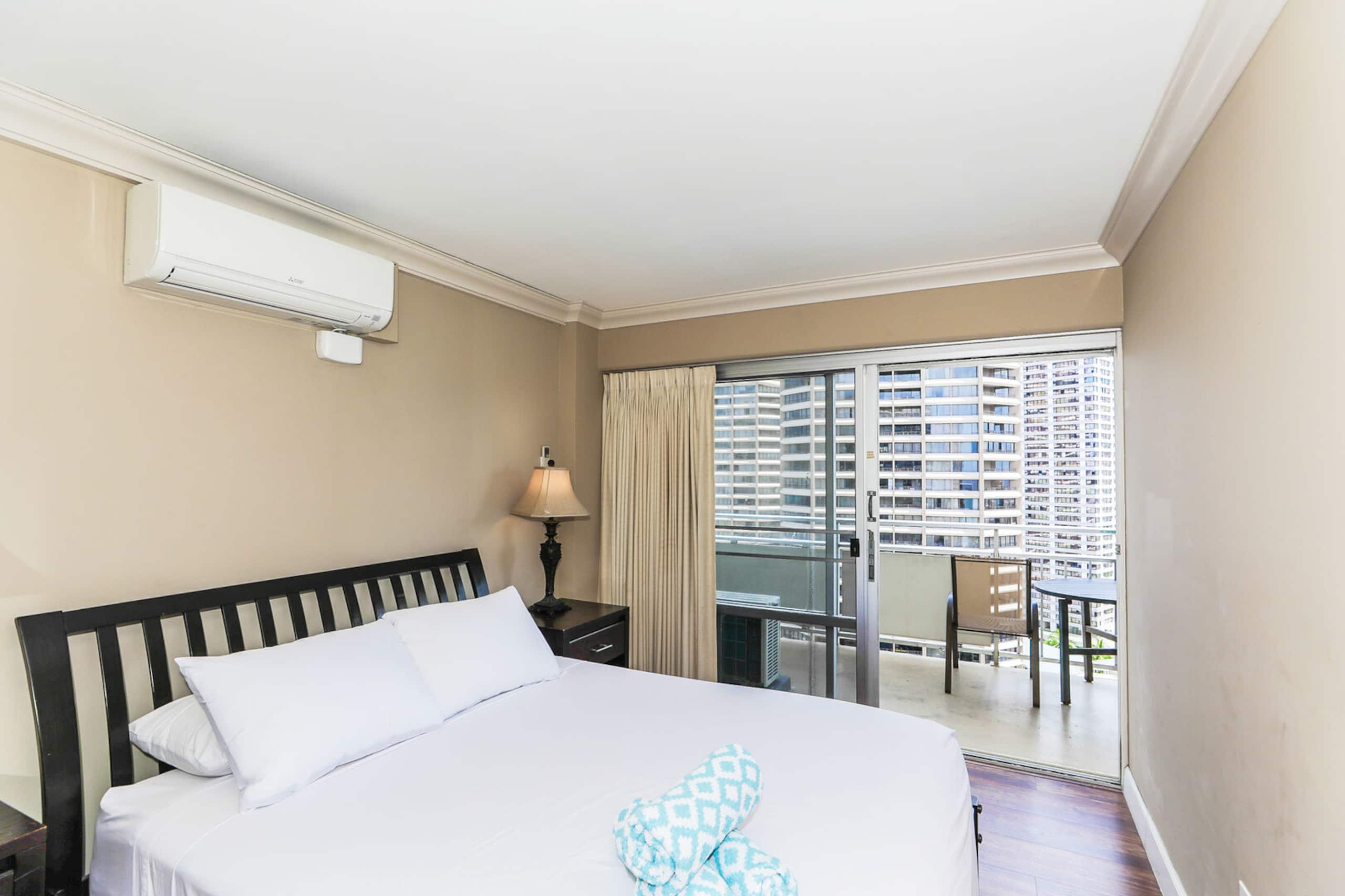 Condo in Honolulu · ★4.58 · 2 bedrooms · 2 beds · 2 private baths - Image 11
