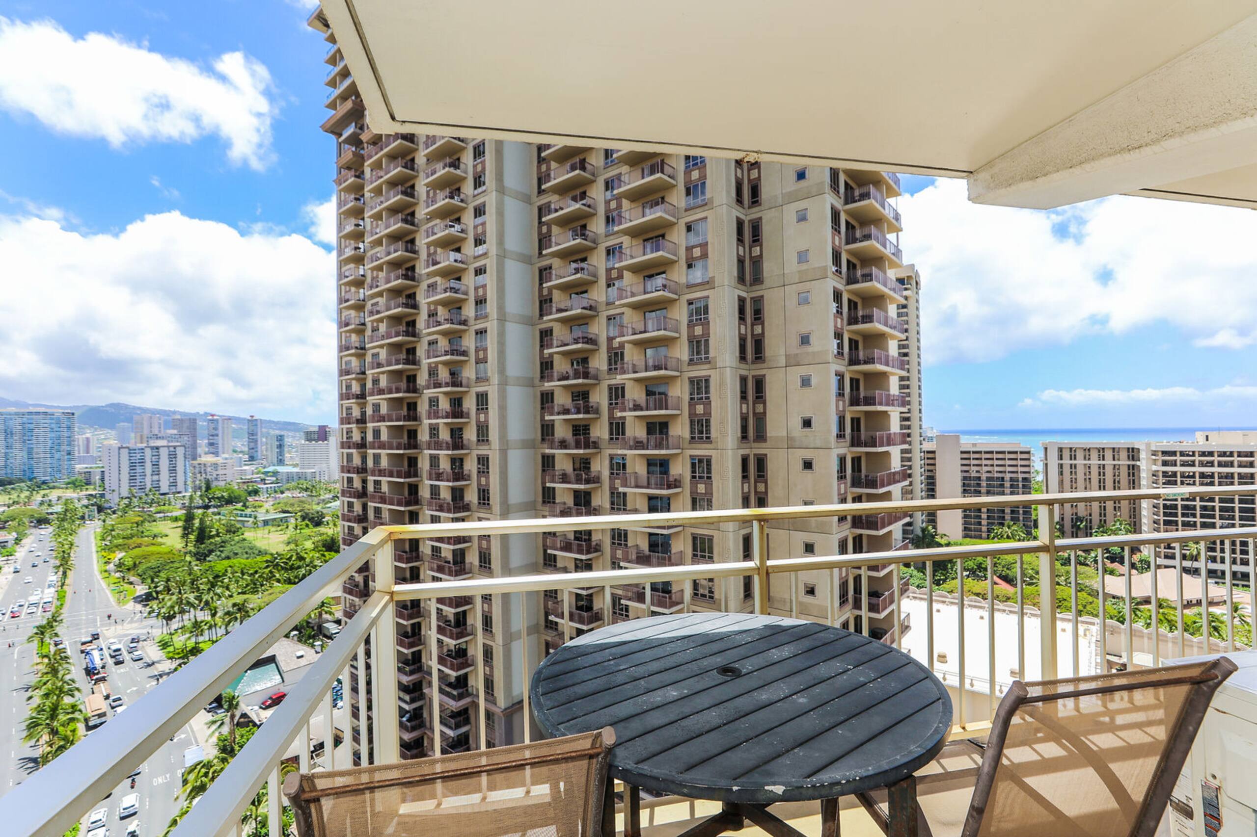 Condo in Honolulu · ★4.58 · 2 bedrooms · 2 beds · 2 private baths - Image 19