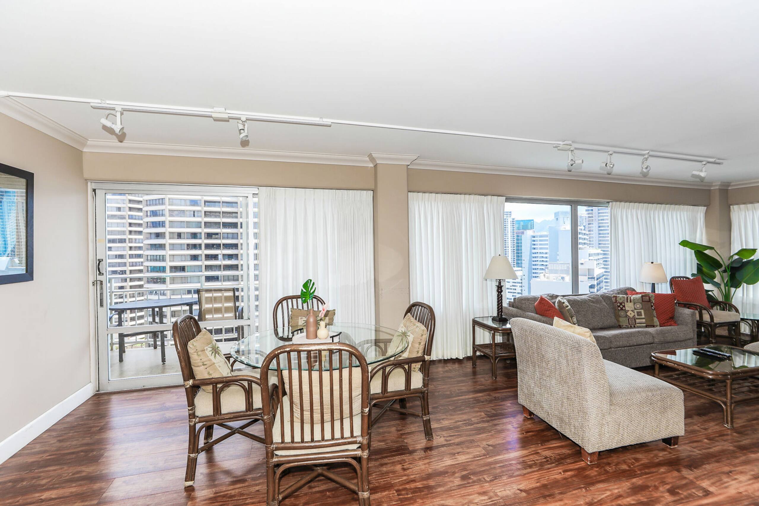 Condo in Honolulu · ★4.58 · 2 bedrooms · 2 beds · 2 private baths - Image 5