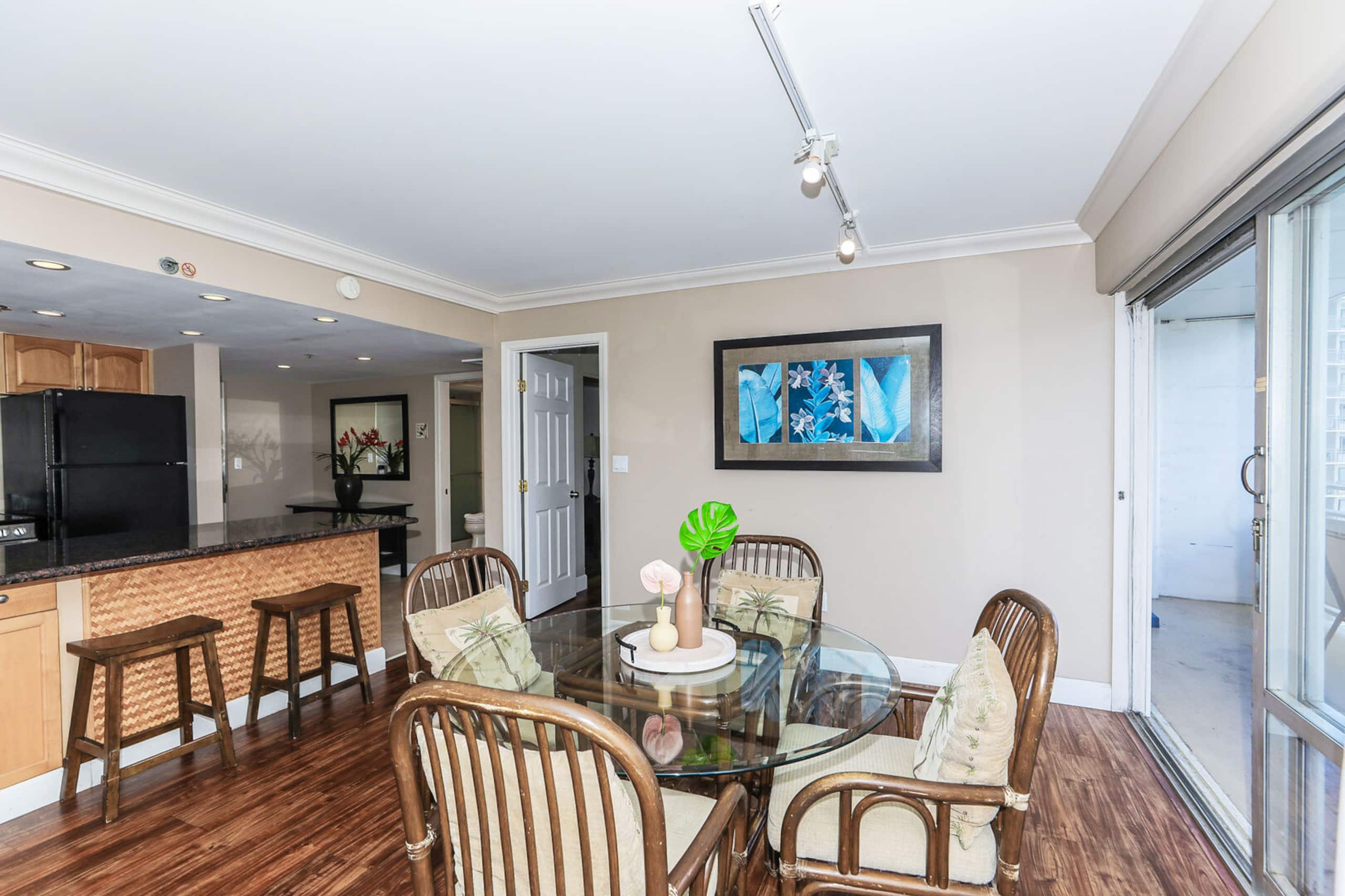 Condo in Honolulu · ★4.58 · 2 bedrooms · 2 beds · 2 private baths - Image 3