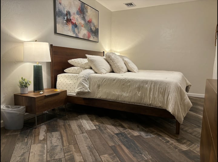 سرير كبير الحجم مع تلفزيون ذكي