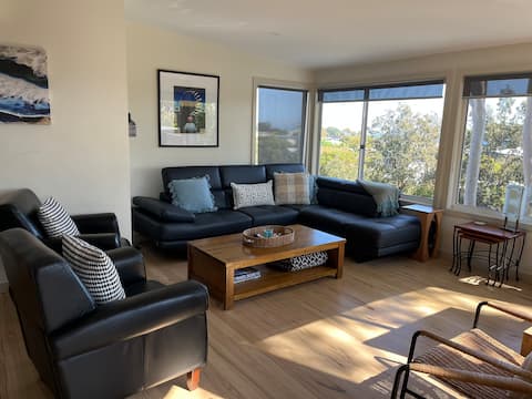Top Airbnb: Treetops & Beach House- Relaxing & Comfortable in Ventnor