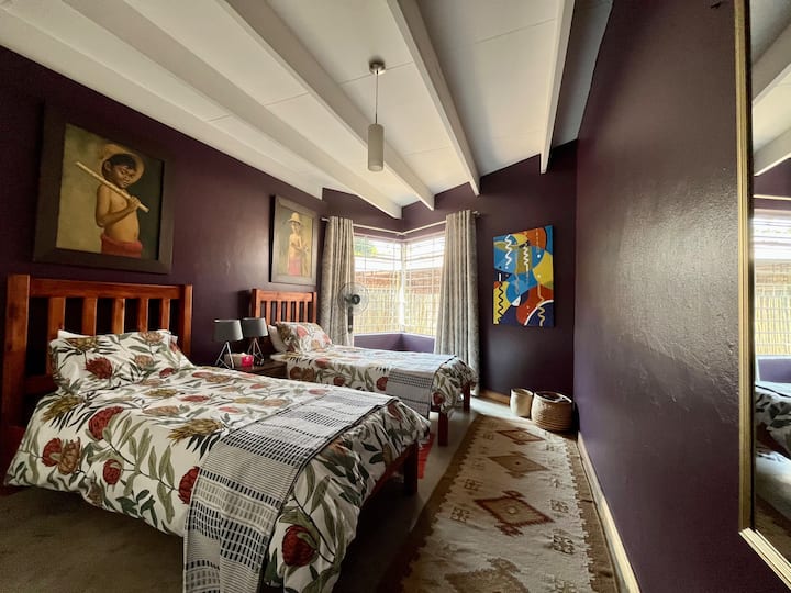 這間客房配有兩張單人床，並有窗簾。