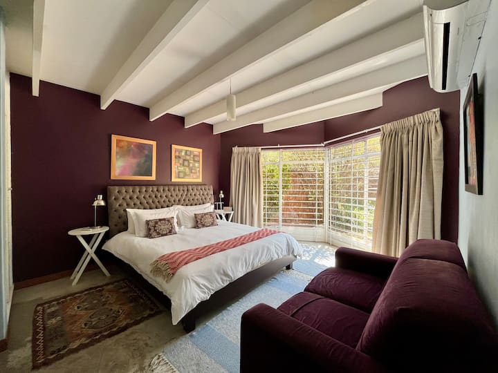 主人臥室有一張加大雙人牀，可俯瞰鬱鬱蔥蔥的後花園。 房間配有空調，通往開放式更衣室和浴室。 
這間房間有遮光窗簾。