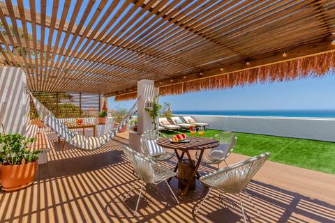 Penthouse Oasis with private pool and sea views