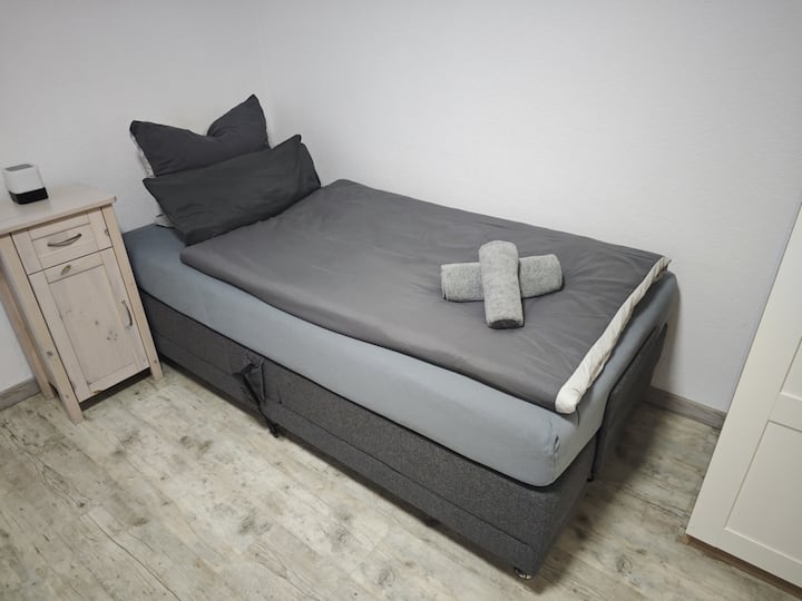 N824 — Apartments Waldbronn GG | ელექტრორეგულირებადი ზამბარებიანი საწოლი (100×200 სმ)