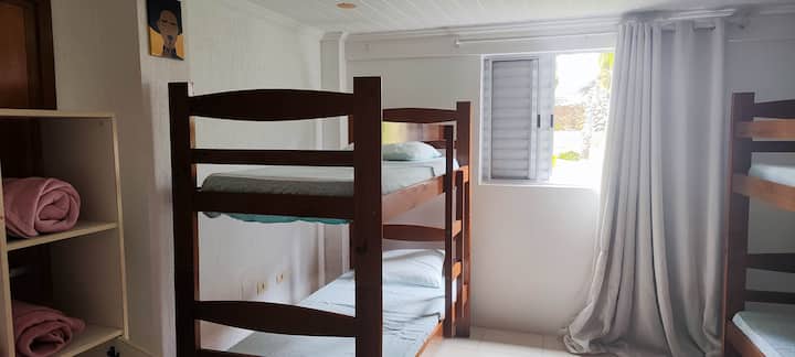 غرفة مشتركة. هناك سريران بطابقين مع إمكانية إضافة سرير فردي آخر. مكيف هواء + خزانة صغيرة + خزانة مع قفل. 
يرجى ملاحظة: الحمام في منطقة المسبح. 
