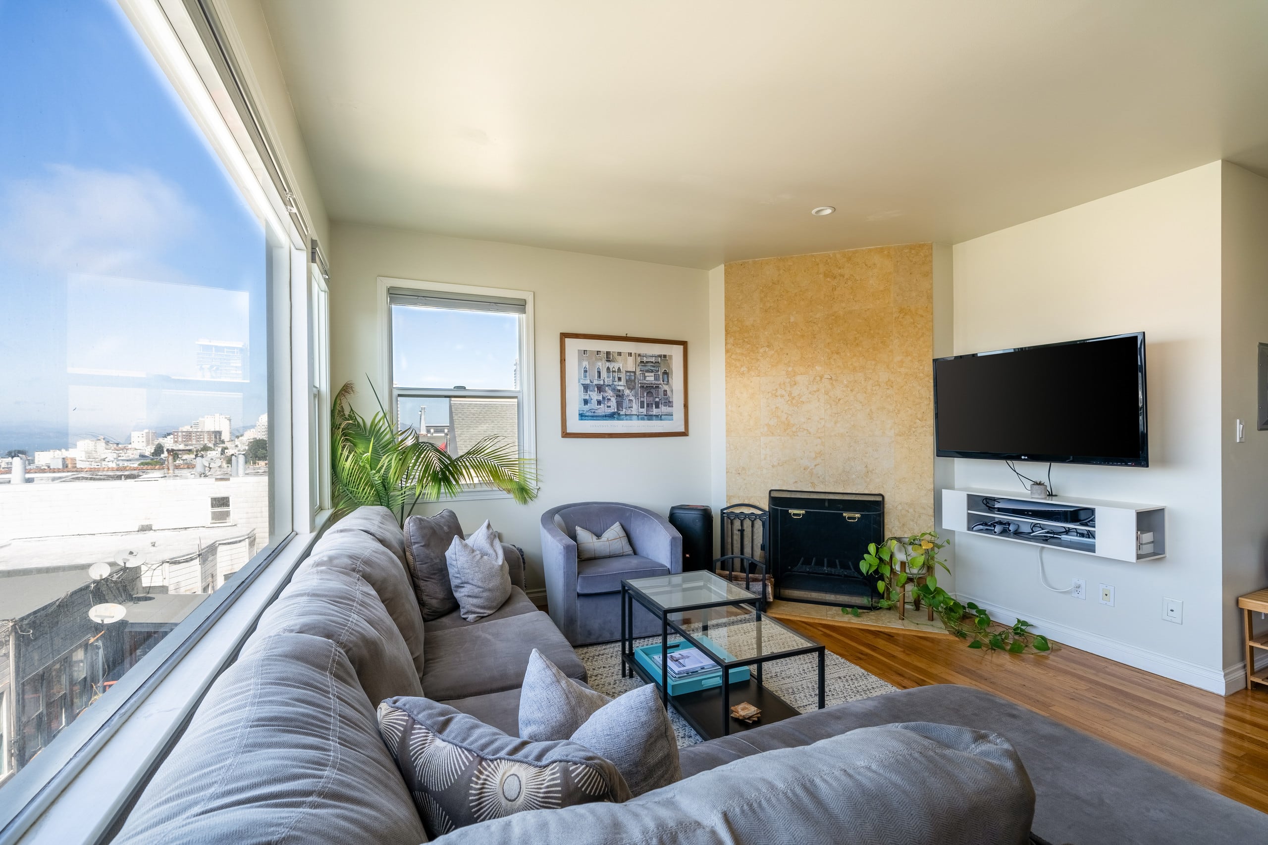 Condo in San Francisco · ★4.96 · 1 bedroom · 1 bed · 1 bath - Image 4