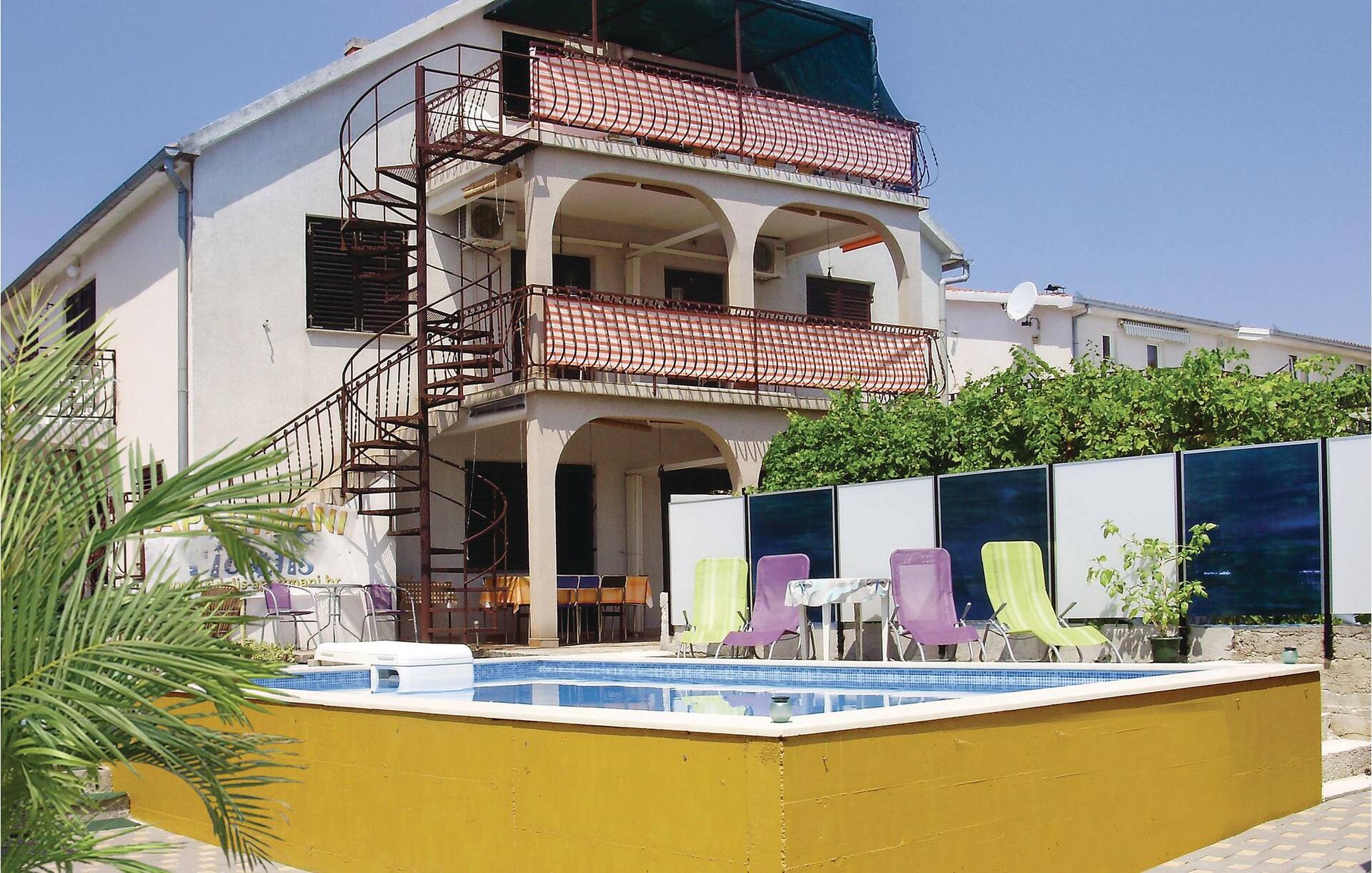 2 Bedroom Gorgeous Apartment In Okrug Gornji