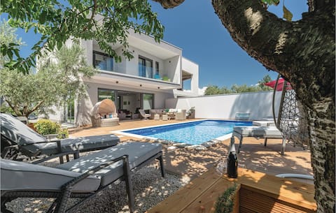 Successful Airbnb property: Cozy home in Cervar with sauna in Červar