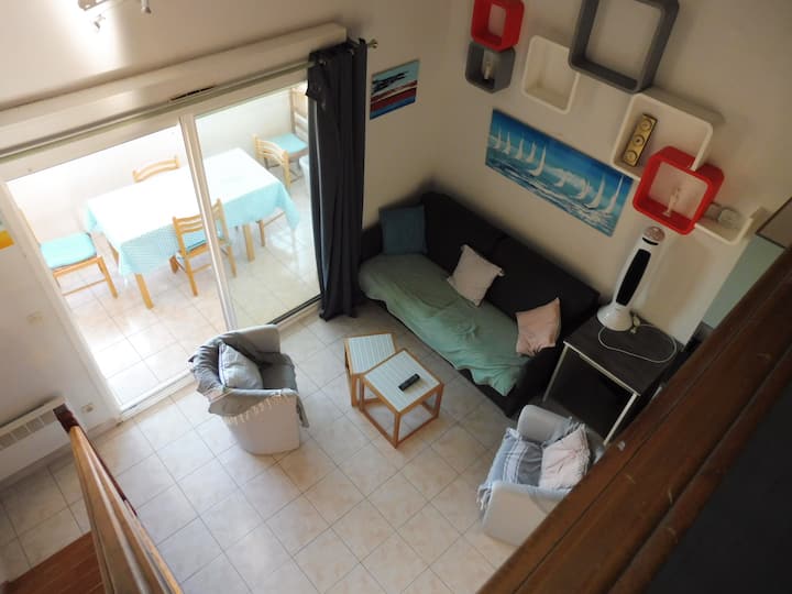 จากดาดฟ้าของชั้นลอย คุณสามารถชมห้องนั่งเล่นได้
 ที่นั่งซ่อนอยู่ใต้เก้าอี้นวม