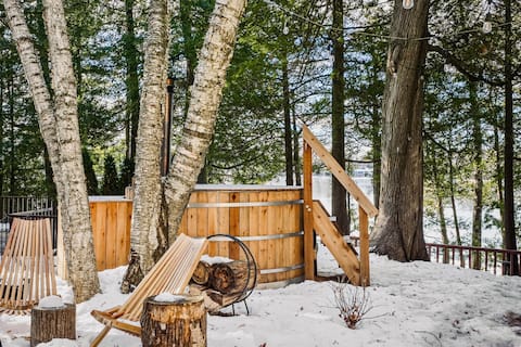 Fernwood Lodge Elkhart Lakehome:
pier, kayaks, tub