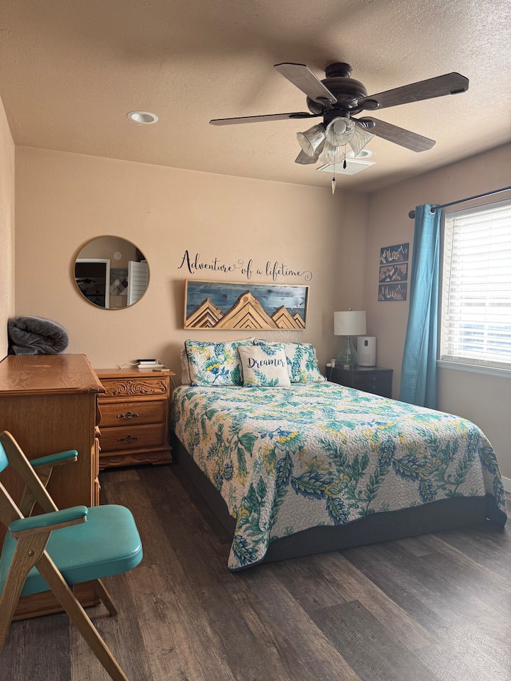 Chumba hiki kina kitanda cha ukubwa wa kawaida cha malkia kwa ajili ya kulala vizuri usiku. Ikiwa na bafu la kujitegemea lililoambatanishwa, mandhari ya jasura ya mlima na dirisha kubwa. Chumba chako kingine kiko karibu. 