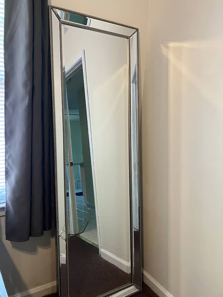 غرفة النوم: مرآة كاملة الطول 