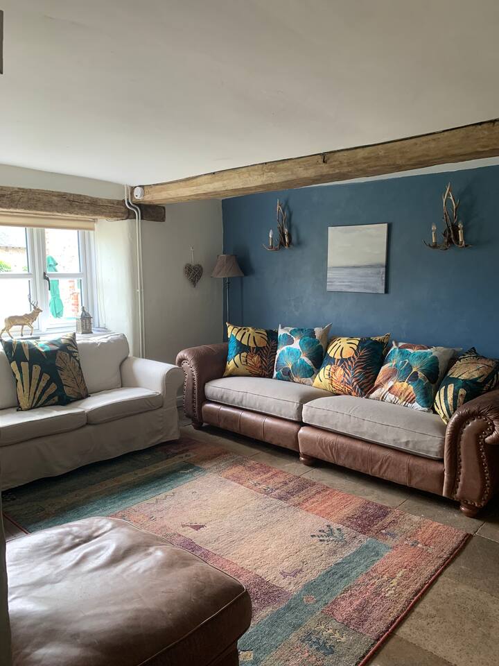 Large 15th C Farmhouse, 4m Lyme Regis, Sleeps 9 - Dorset
