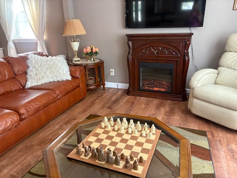 Successful Airbnb property: Comfy and Charming, 15 mins to Niagara Falls in Buffalo / Cheektowaga