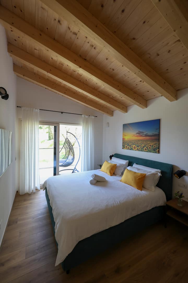 Zimmer mit King-Size-Bett, Klimaanlage, Schrank, Smart-TV und eigenem Bad.
Camera con letto king size, aria condizionata, armadio, smart TV e bagno privato.
Chambre avec lit King Size, climatisation, armoire, télévision connectée et salle de bain privée.