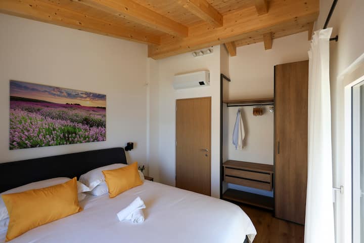 Zimmer mit King-Size-Bett, Klimaanlage, Schrank, Smart-TV und eigenem Bad.
Camera con letto king size, aria condizionata, armadio, smart TV e bagno privato.
Chambre avec lit King Size, climatisation, armoire, télévision connectée et salle de bain privée.