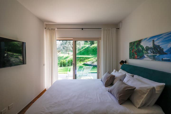 Zimmer mit King-Size-Bett, Klimaanlage, Schrank, Smart-TV und eigenem Bad.
Camera con letto king size, aria condizionata, armadio, smart TV e bagno privato.
Chambre avec lit King Size, climatisation, armoire, télévision connectée et salle de bain privée.