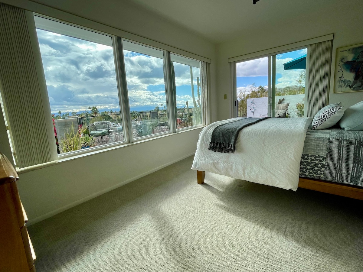 标准双人床。可使用私人露台。平板电视。