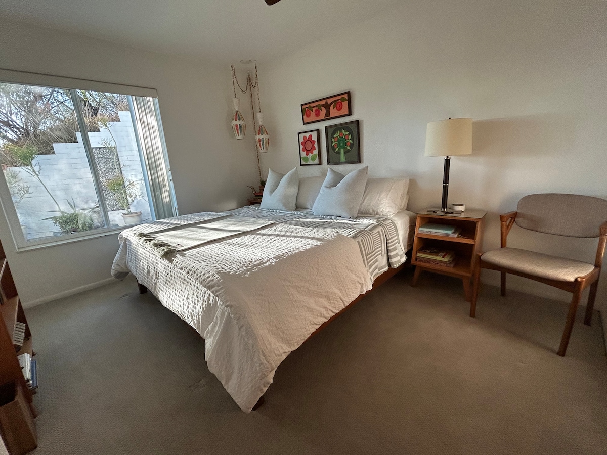 加大双人床、私人露台景观、衣橱以及原装MCM家具和艺术品。